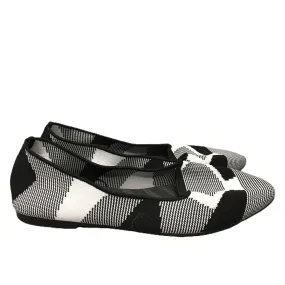 Black & White Shoes Flats By Skechers, Size: 6 Black & White Shoes Flats By Skechers, Size: 6